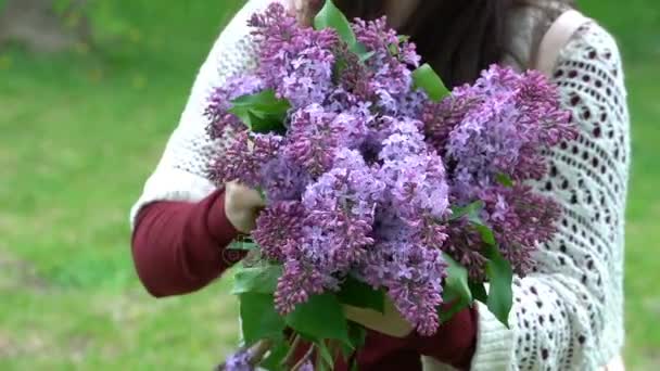 Žena držící kytici šeříku v květu. — Stock video