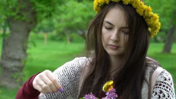 Mujer sosteniendo un ramo de lilas en flor . — Vídeos de Stock