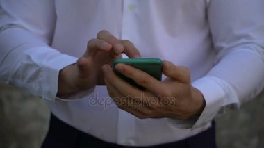 Genç işadamı onun Smartphone'da sosyal ağlarda iletişim kurar.