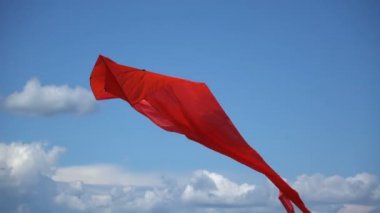 Bir uçurtma gökyüzünde uçar yakın.