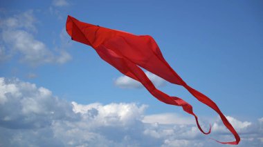 Bir uçurtma gökyüzünde uçar yakın.