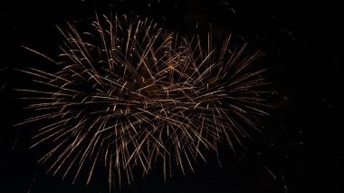 tatil onuruna gece gökyüzünde havai fişek.