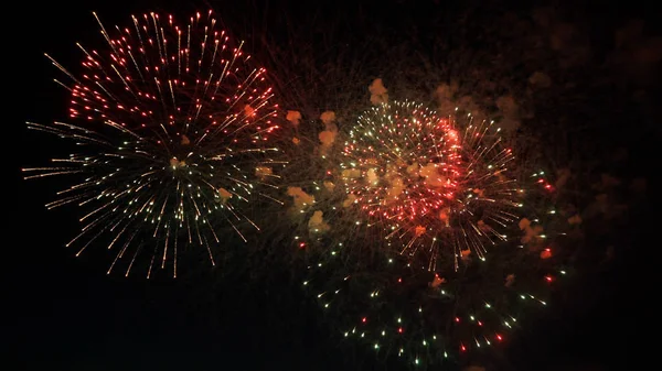 Fogos de artifício no céu noturno em honra do feriado . — Fotografia de Stock