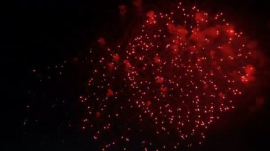 tatil onuruna gece gökyüzünde havai fişek.