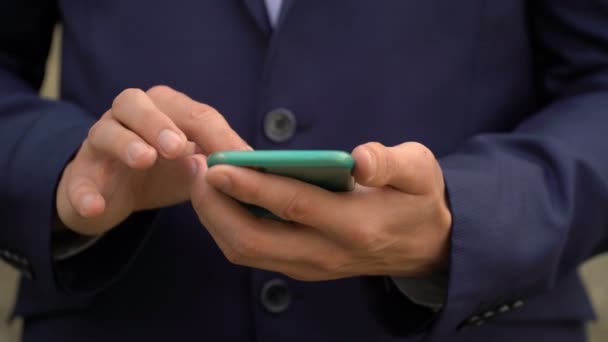 Молодий бізнесмен використовує додаток на своєму смартфоні . — стокове відео