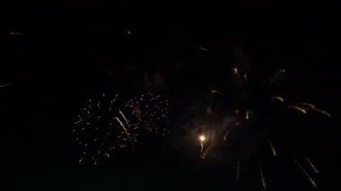 tatil onuruna gece gökyüzünde havai fişek.