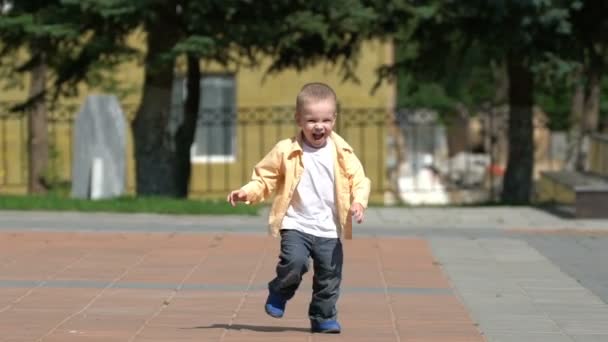 Pequeño niño corriendo por el parque . — Vídeo de stock