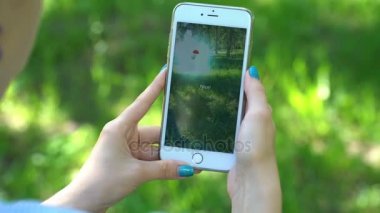 Samara, Rusya Federasyonu - 4 Temmuz 2017: kadın oyun pokemon onun iphone 6s artı gidin. Pokemon artar gerçeklik unsurları ile multiplayer oyun gitmek