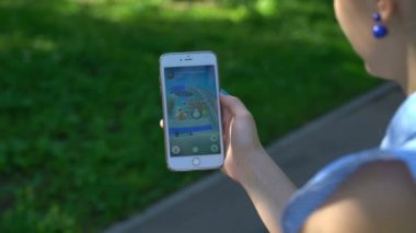 Samara, Rusya Federasyonu - 4 Temmuz 2017: kadın oyun pokemon onun iphone 6s artı gidin. Pokemon artar gerçeklik unsurları ile multiplayer oyun gitmek