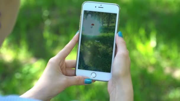 萨马拉、 俄罗斯-2017 年 7 月 4 日： 女人玩口袋妖怪去他的 iphone 6s 加上。宠物小精灵去多人游戏时的增强现实元素 — 图库视频影像