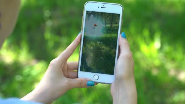 Samara, Russie - 4 juillet 2017 : une femme jouant au pokémon va sur son iphone 6s plus. pokemon go jeu multijoueur avec des éléments de réalité augmentée — Video