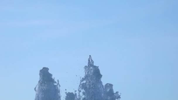 Spray van een close-up van de fontein op een hemelachtergrond. — Stockvideo