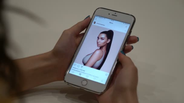 Samara, Rusko - 30. června 2017: Žena vypadá instagram Kim Kardashian na iphone 6s Plus. — Stock video