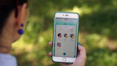 Samara, Rusya Federasyonu - 4 Temmuz 2017: kadın oyun pokemon onun iphone 6s artı gidin. Pokemon artar gerçeklik unsurları ile multiplayer oyun gitmek