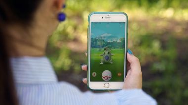 Samara, Rusya Federasyonu - 4 Temmuz 2017: kadın oyun pokemon onun iphone 6s artı gidin. Pokemon artar gerçeklik unsurları ile multiplayer oyun gitmek