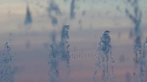 Spray d'une fontaine en gros plan sur un fond de ciel . — Video