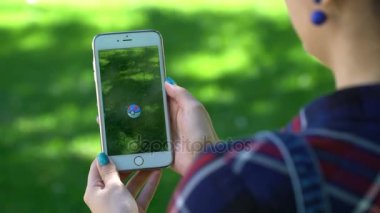 Samara, Rusya Federasyonu - 7 Temmuz 2017: kadın oyun pokemon onun iphone 6s artı gidin. Pokemon artar gerçeklik unsurları ile multiplayer oyun gitmek