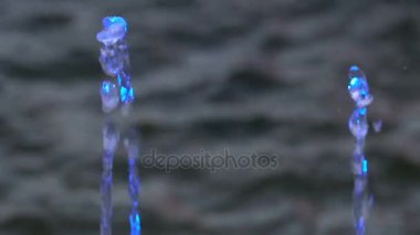 Gökyüzü arka plan üzerinde bir çeşme closeup sprey.