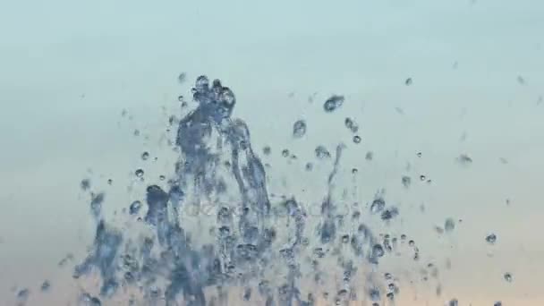 Spray d'une fontaine en gros plan sur un fond de ciel . — Video