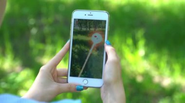 Samara, Rusya Federasyonu - 4 Temmuz 2017: kadın oyun pokemon onun iphone 6s artı gidin. Pokemon artar gerçeklik unsurları ile multiplayer oyun gitmek