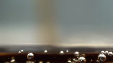 Bir bardak limonata yakın çekim baloncuklar.