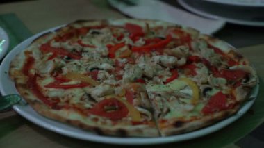 Arkadaşlar bir parça pizza restoran bir almak..