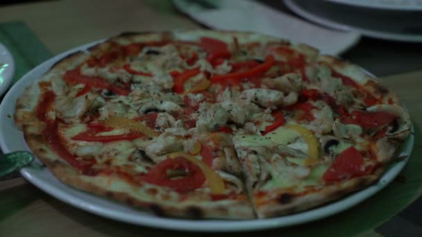 Freunde nehmen ein Stück Pizza in einem Restaurant. — Stockvideo