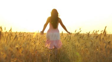 güzel kız giydir tarlada çalışan.