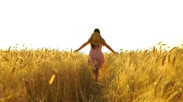 Menina bonita no vestido está correndo através do campo . — Fotografia de Stock