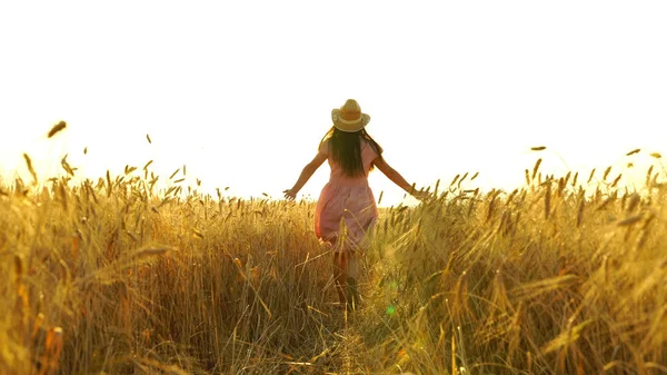 Pretty girl in the dress is running across the field. — Stock Photo, Image