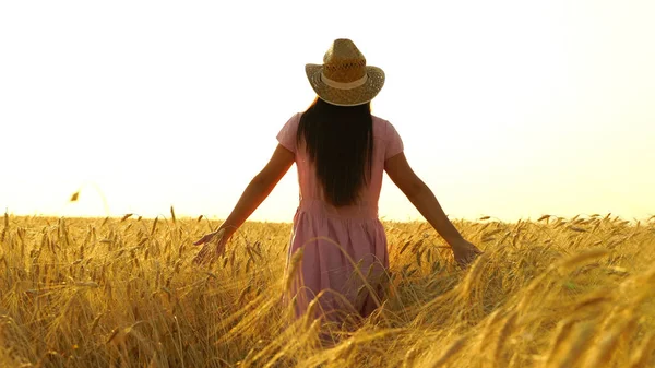 Menina bonita no vestido está correndo através do campo . — Fotografia de Stock