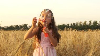 Kız alanına yürüyor ve kabarcıklar darbeler.