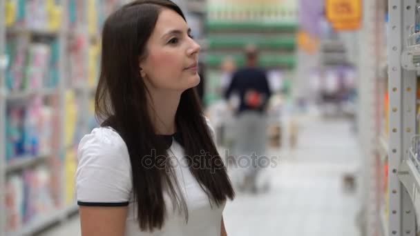Girl buys liquid soap in a store or supermarket. — Stock Video