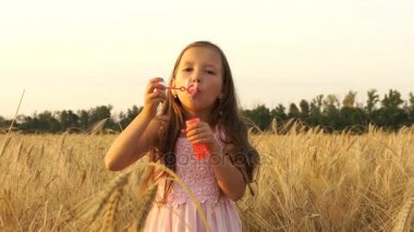 Kız alanına yürüyor ve kabarcıklar darbeler.