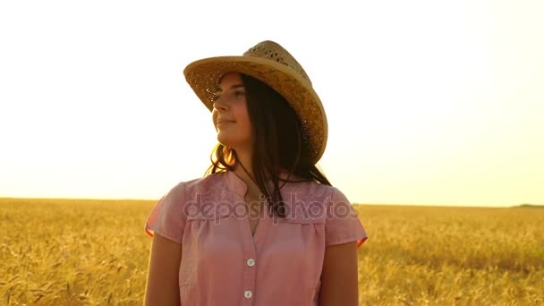 Chica bonita en el vestido está caminando a través del campo . — Vídeo de stock