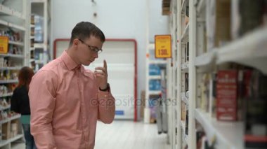 genç adam bir mağaza ya da süpermarket çay satın alır..