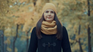 sonbahar bir parkta güzel bir kızın portresi