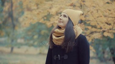 Genç Kız parkta sonbaharda yürür..