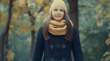 Genç Kız parkta sonbaharda yürür..