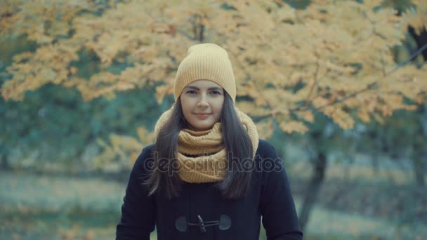 Egy gyönyörű lány, egy parkban, az őszi portréja. — Stock videók