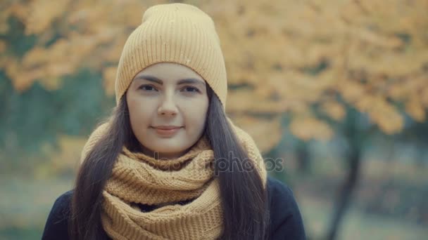 Retrato de una hermosa chica en un parque en otoño . — Vídeo de stock