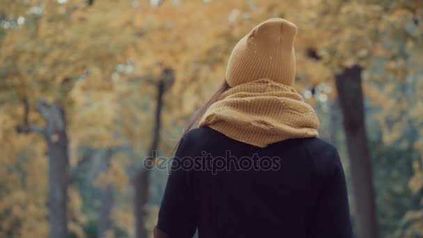 Genç Kız parkta sonbaharda yürür.. — Stok video