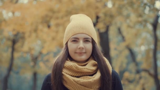 Молодая девушка гуляет по парку осенью . — стоковое видео