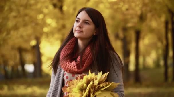 Молода дівчина гуляє в парку восени . — стокове відео