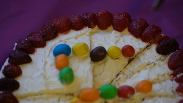Felvétel nő vágás egy torta — Stock videók