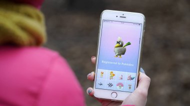 Samara, Rusya Federasyonu - 28 Kasım 2017: kadın oyun pokemon onun iphone gidin. Pokemon artar gerçeklik unsurları ile multiplayer oyun gitmek
