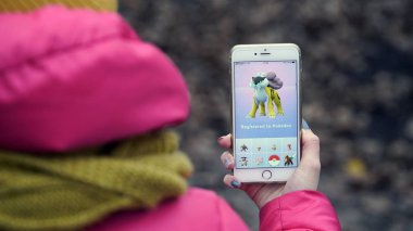 Samara, Rusya Federasyonu - 28 Kasım 2017: kadın oyun pokemon onun iphone gidin. Pokemon artar gerçeklik unsurları ile multiplayer oyun gitmek