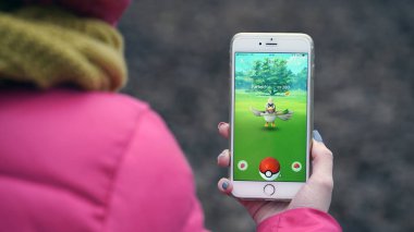 Samara, Rusya Federasyonu - 28 Kasım 2017: kadın oyun pokemon onun iphone gidin. Pokemon artar gerçeklik unsurları ile multiplayer oyun gitmek