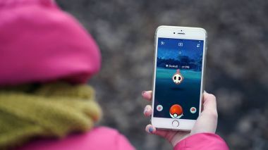 Samara, Rusya Federasyonu - 28 Kasım 2017: kadın oyun pokemon onun iphone gidin. Pokemon artar gerçeklik unsurları ile multiplayer oyun gitmek