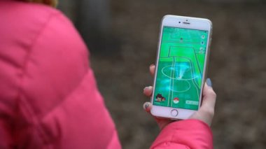 Samara, Rusya Federasyonu - 28 Kasım 2017: kadın oyun pokemon onun iphone gidin. Pokemon artar gerçeklik unsurları ile multiplayer oyun gitmek